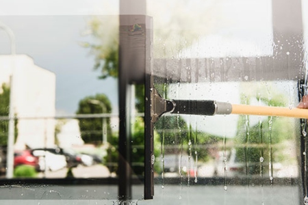 The Benefits of Hiring Experts for Commercial Window Cleaning